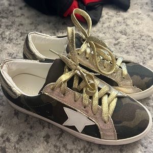 NWOT Camo sneakers size 8.5